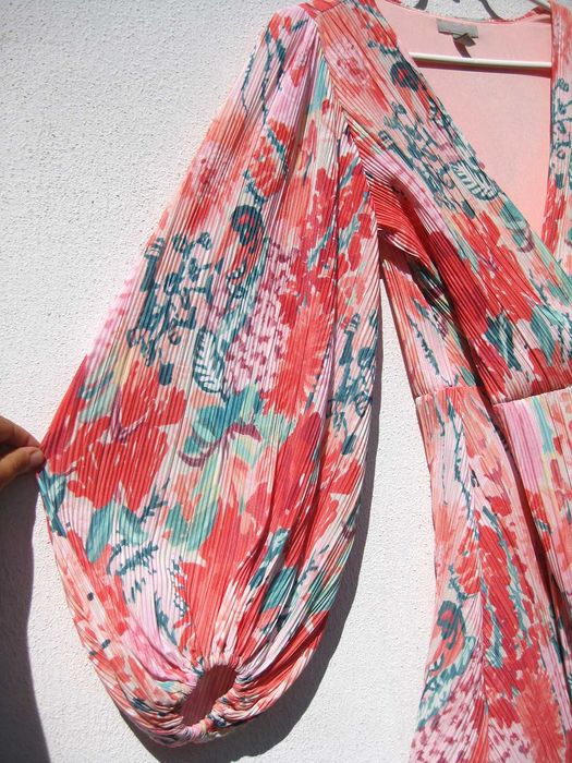 Красивое цветочное платье плиссе с широкими рукавами на запах H&M