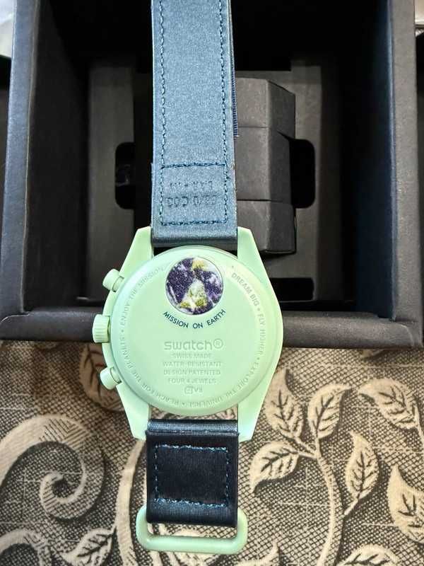 Omega x Swatch SO33G100 – Żywioły Planety