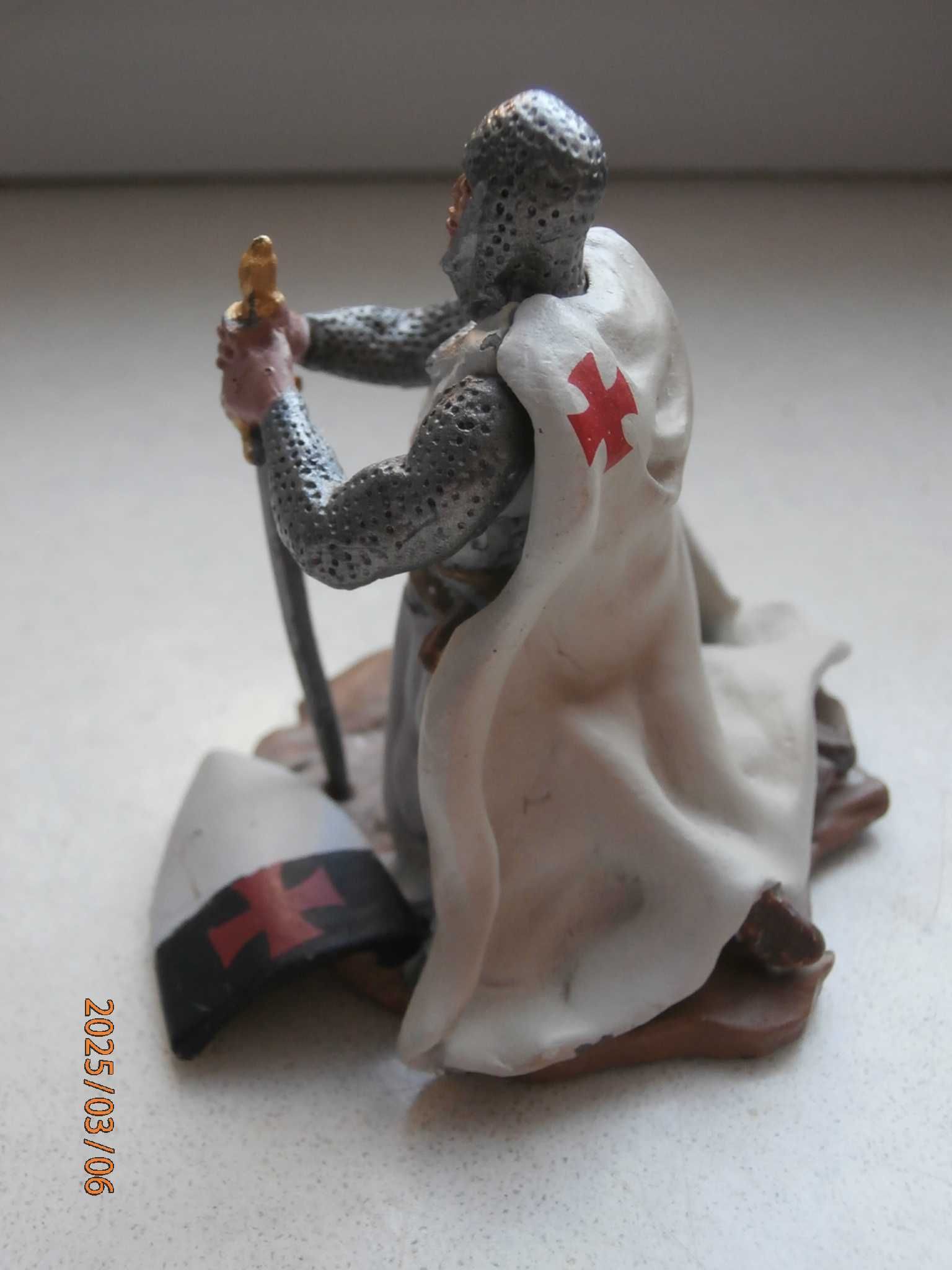 Figurka seria Templariusze firmy Hobby & Work Nr 22 Modlący się Templa