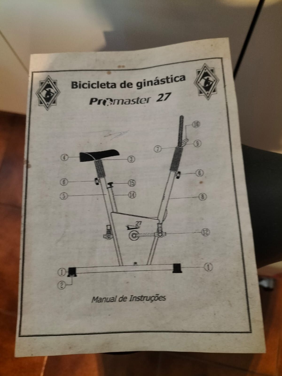 Bicicleta estática, colchão e aparelho