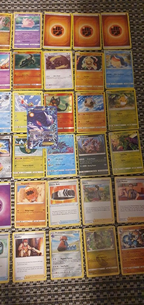 sprzedam karty pokemon kolekcjonerskie 50 sztuk