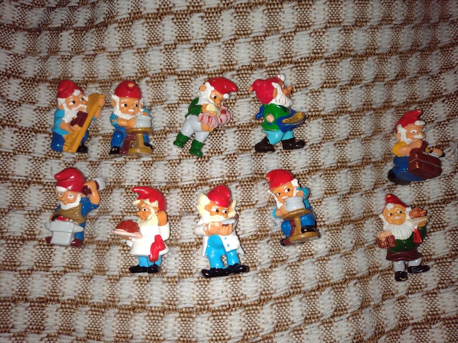 Киндеры  пенгвины жабки акулы гномы