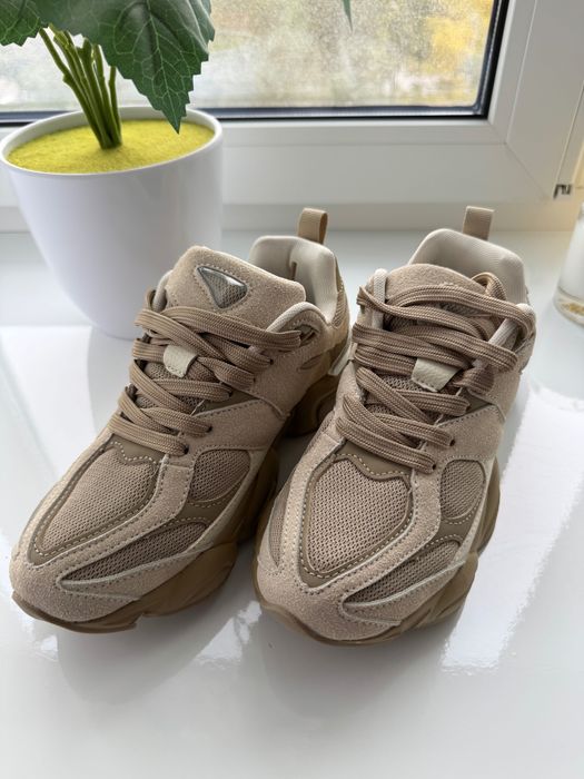 Кросівки бежеві нові