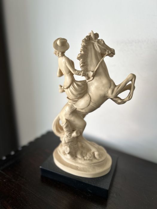 Estátua de cavaleira antiga a cavalo.