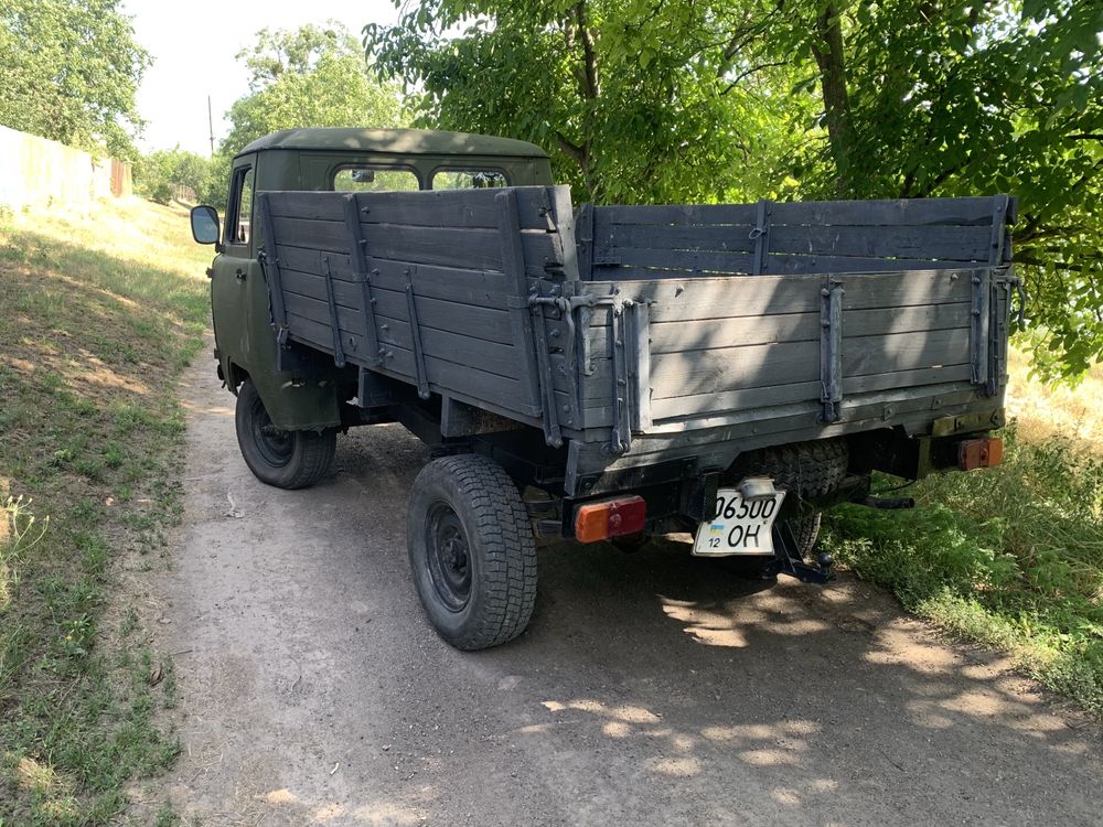 Автомобиль УАЗ 3303