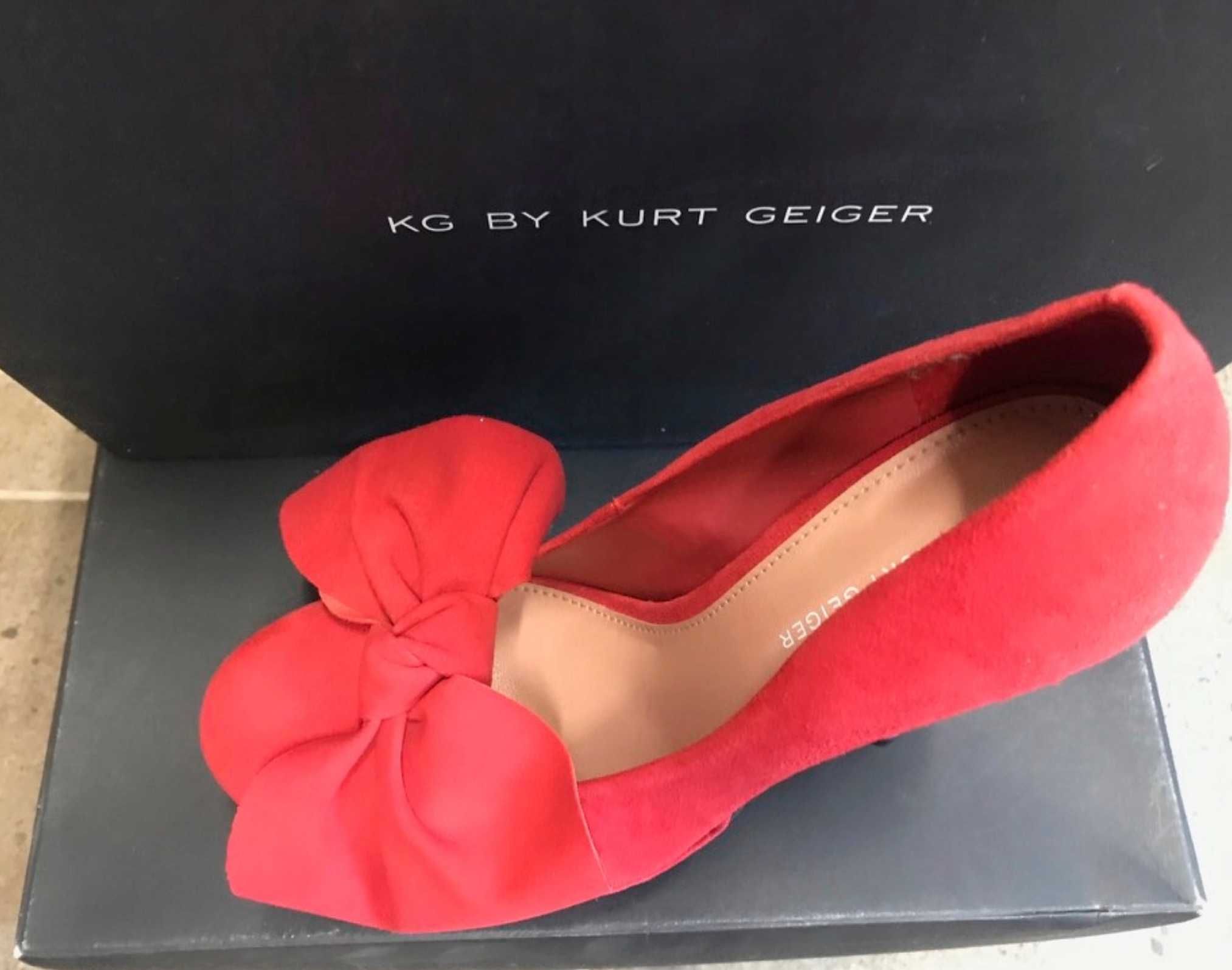 Czerwone szpilki z kokardą firmy Kurt Geiger