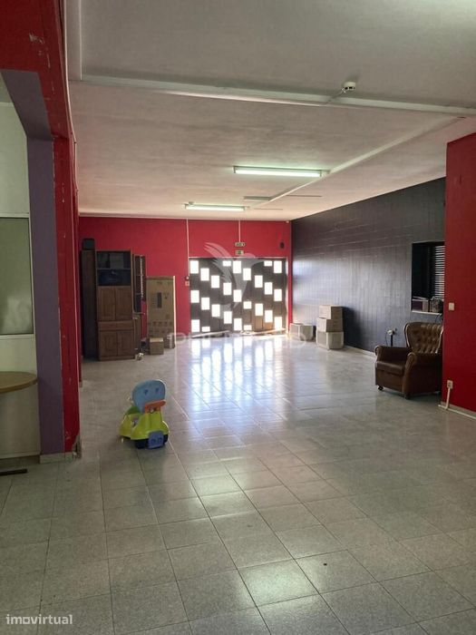 Loja no R/C de uma habitação para arrendamento - Espaço amplo e ver...