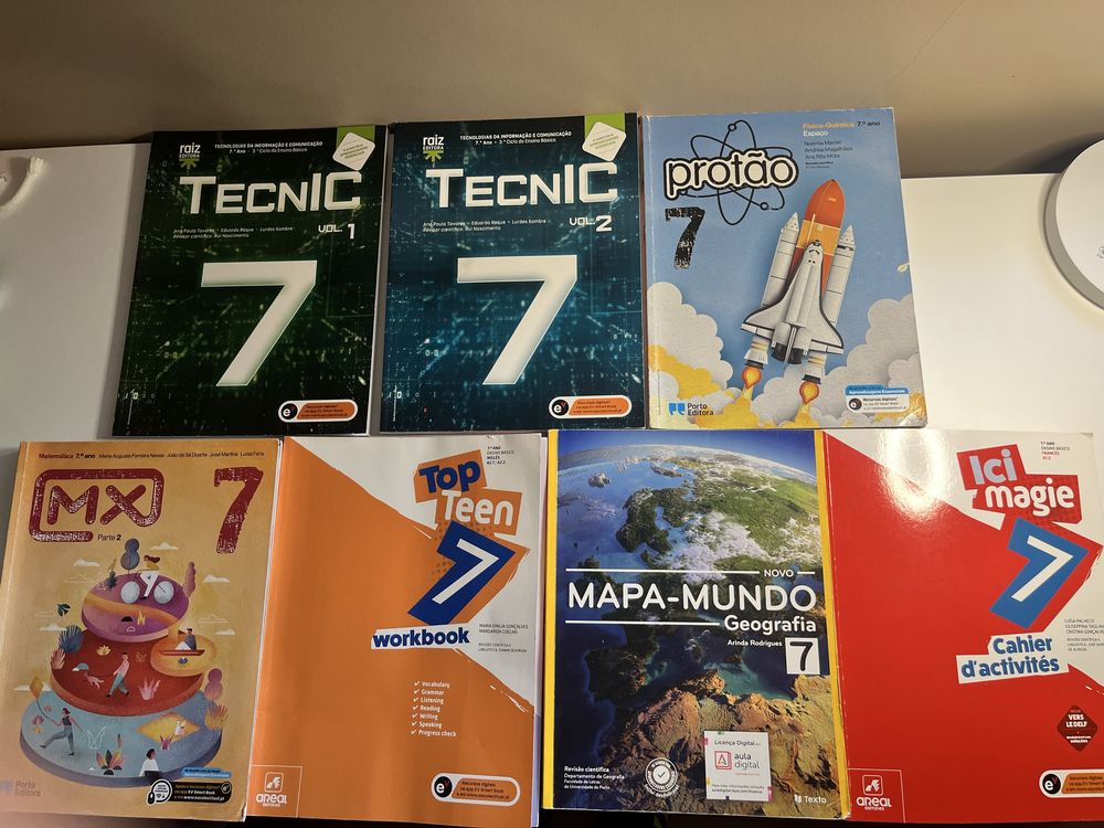 Manuais e cadernos de atividades 7°ano