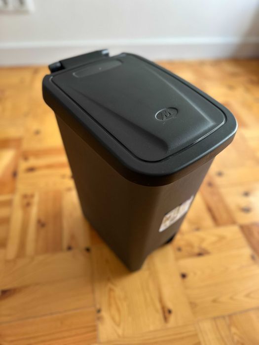 Trash bin with pedal (Black) (Lixo)