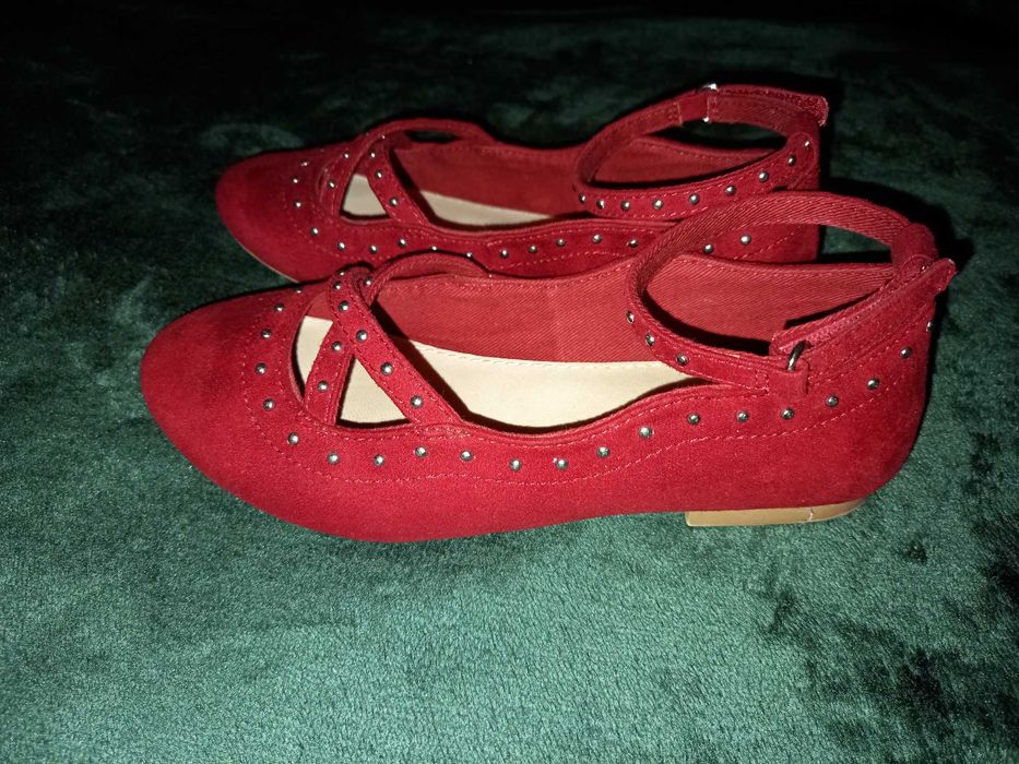 sabrinas elegantes Zara tam 28-29 veludo vermelho com tachas douradas