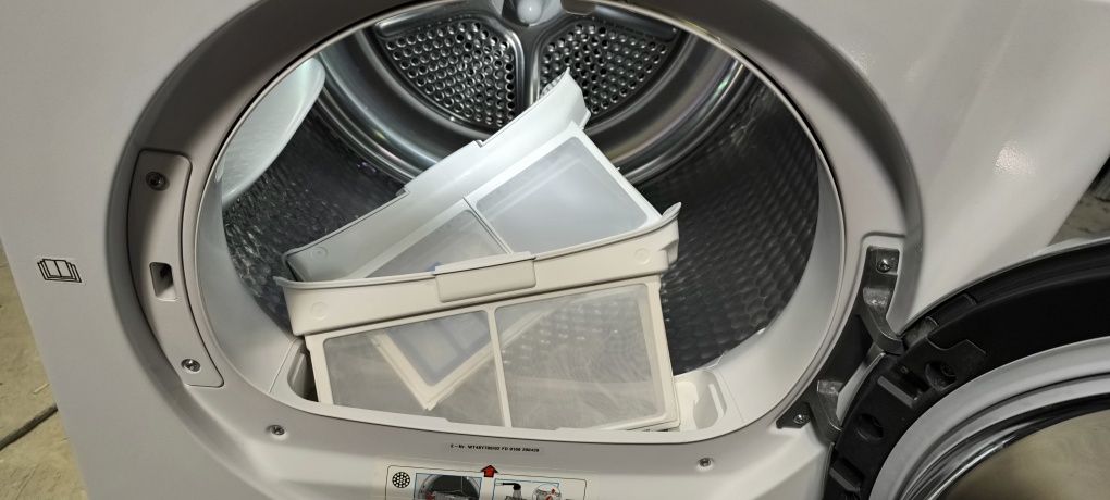 Сушильна машина з тепловим насосом  Siemens IQ800  WT48Y700