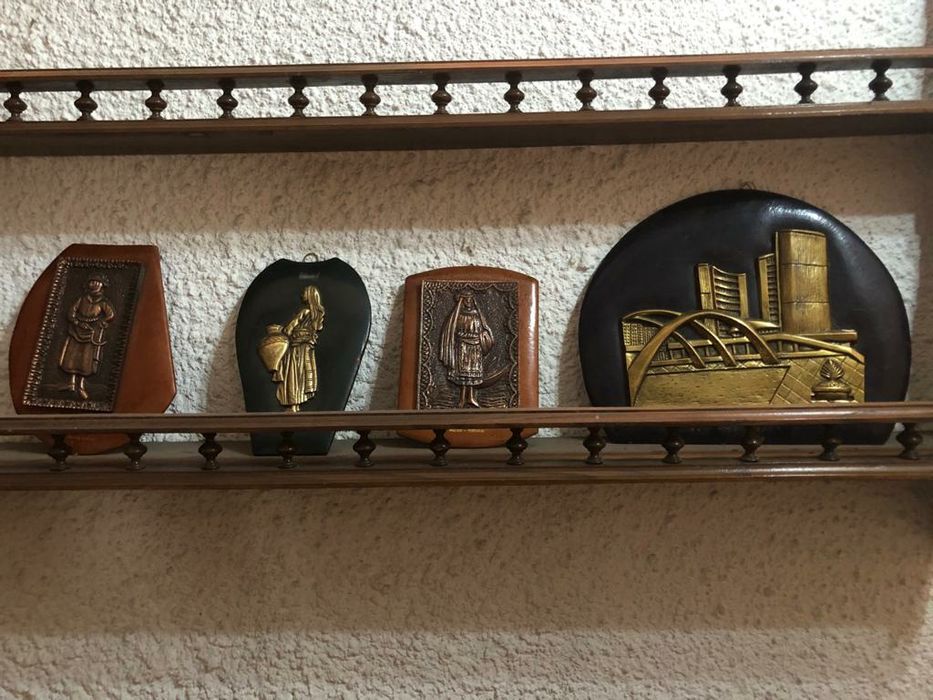 Molduras antigas em couro e metal