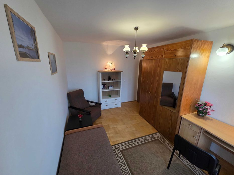 Duży (16m2) jednoosobowy pokój dla kobiety uczącej się lub pracującej