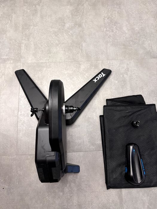 Trenażer rowerowy Tacx Flux S Smart + akcesoria (m.in. adapter)