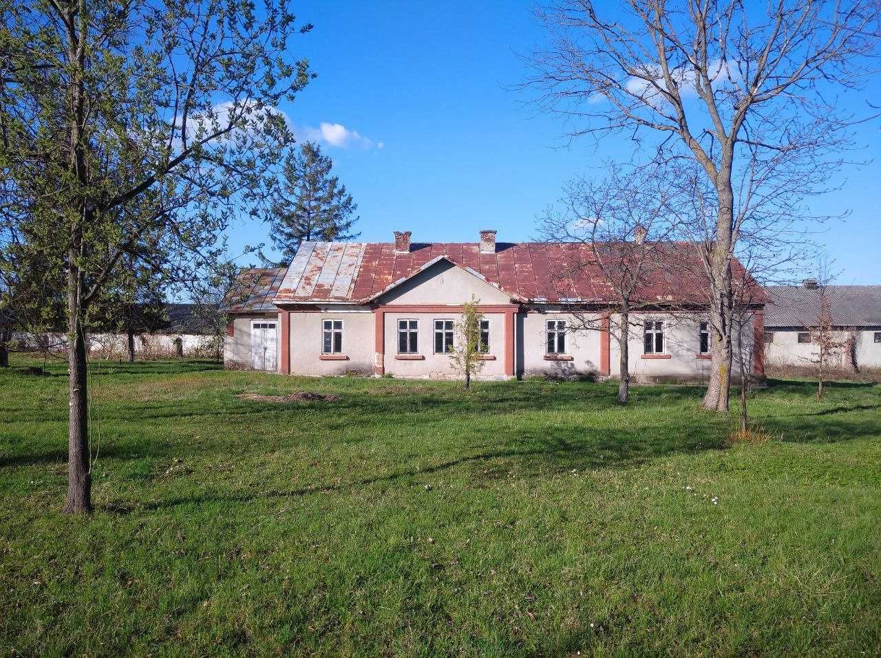 Продається будівля для комерційної та соціальної діяльності.