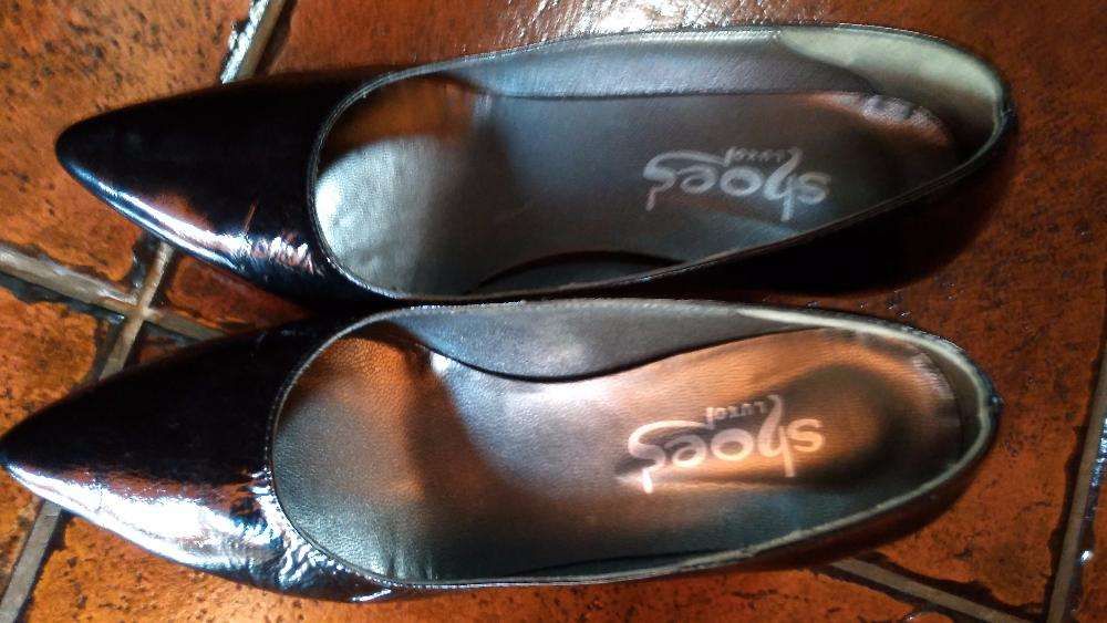 Sapatos verniz pretos