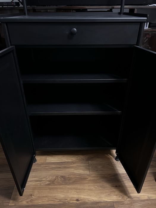 Czarna metalowa szafka z lustrem IKEA KORNSJO