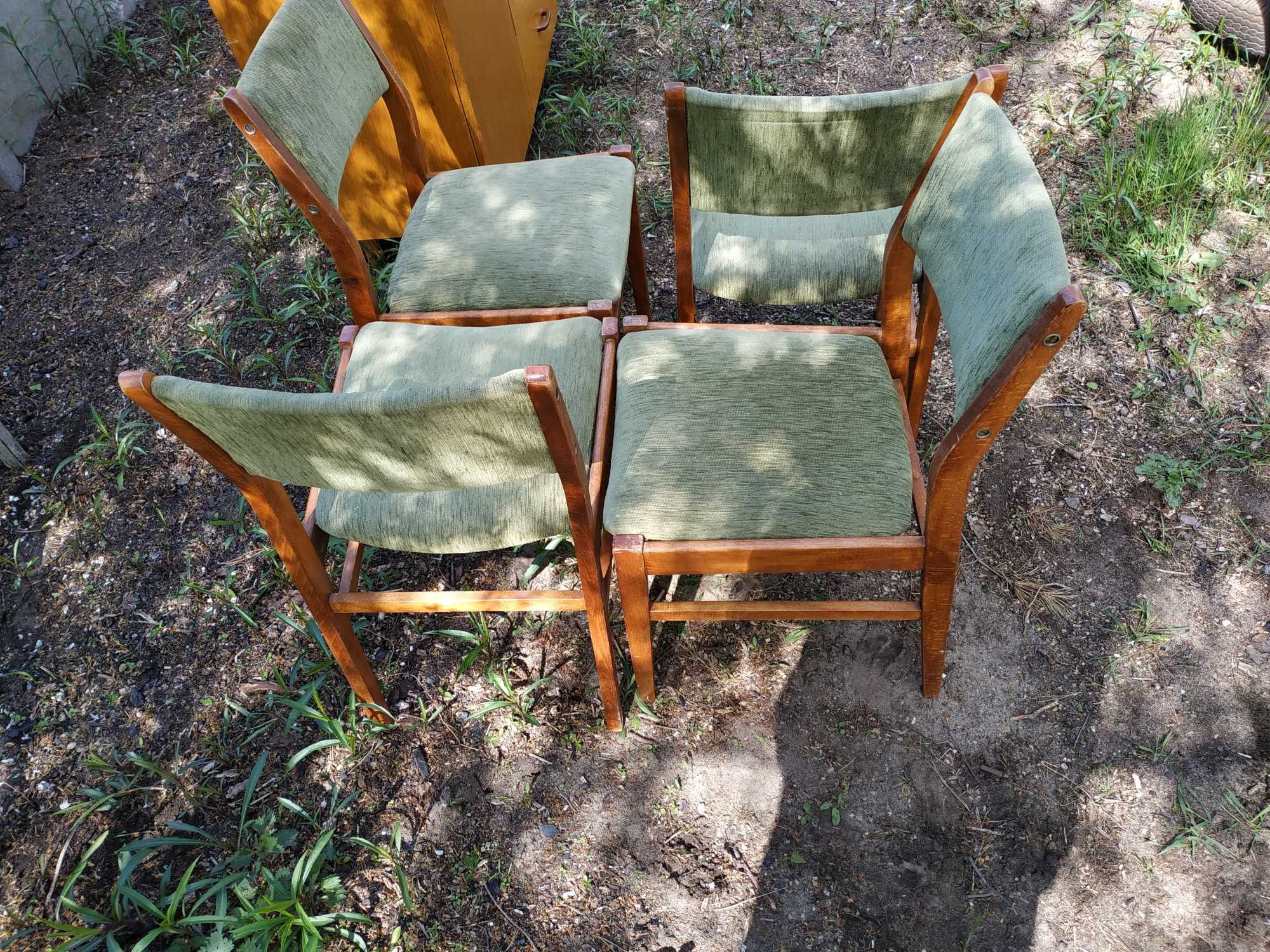 Stare krzesła PRL tapicerowane,  mam cztery sztuki