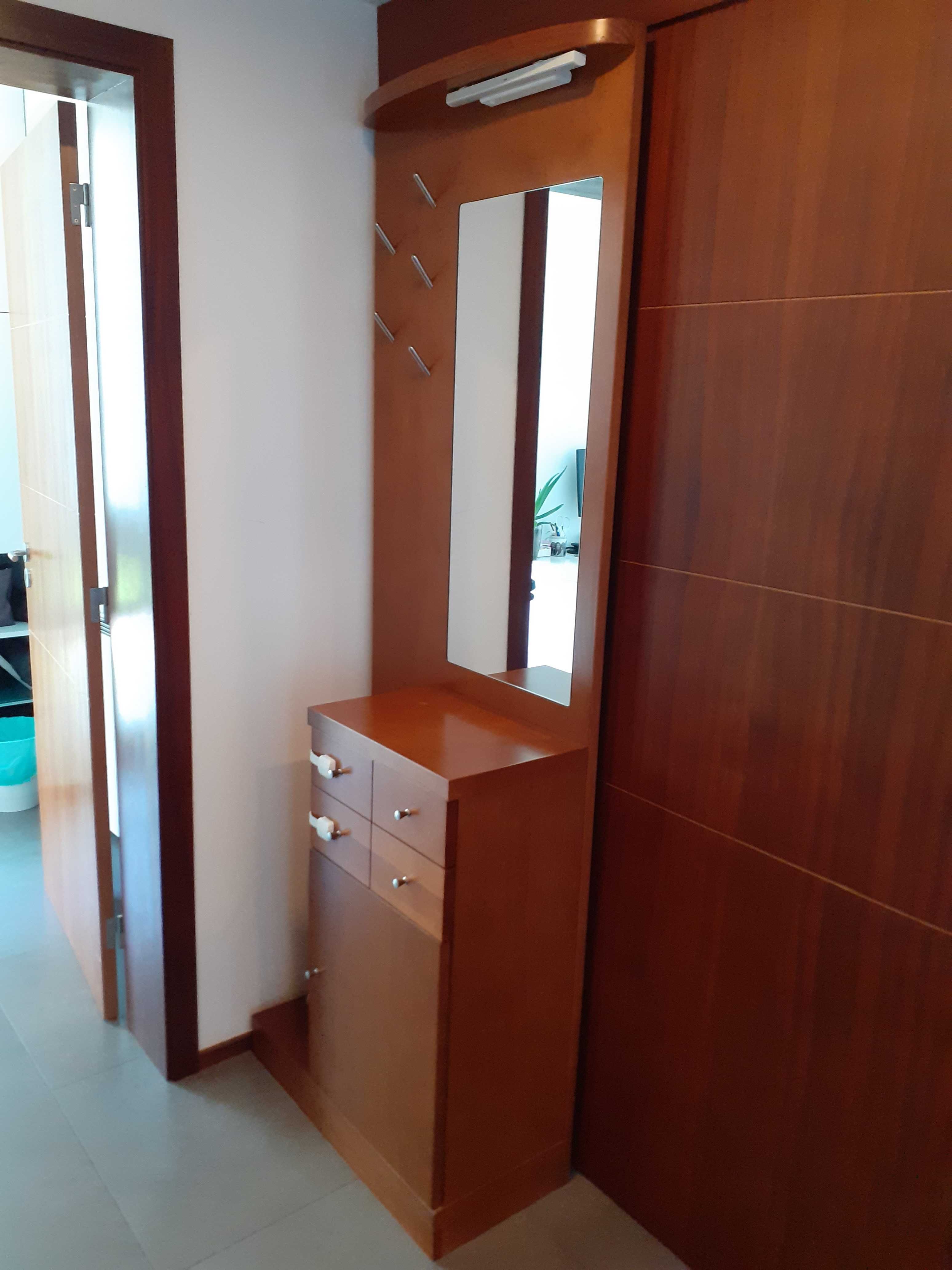 Móvel de Entrada em Madeira com Cabides, Luz, Gavetas, Espelho, etc.