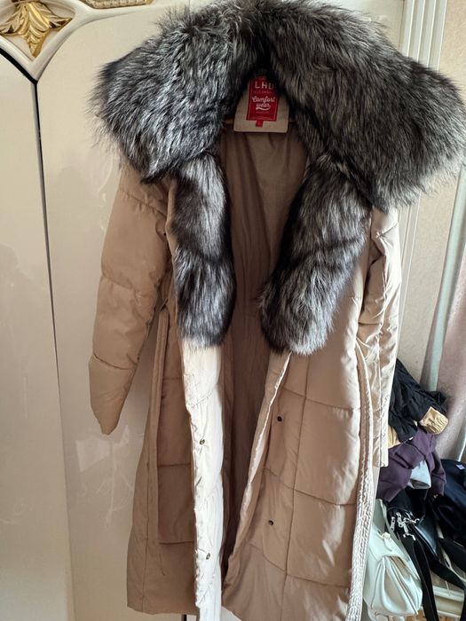 Продам пуховик с натуральным мехом чернобурки