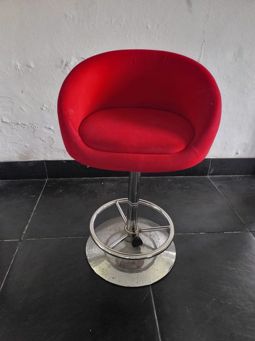 Banqueta vermelha alta