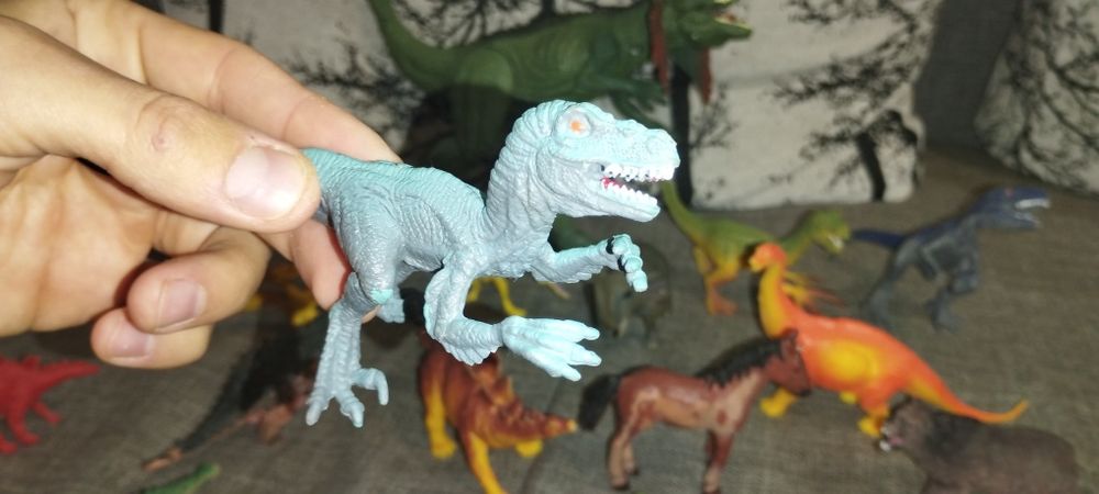 Іграшковий набір динозаврів