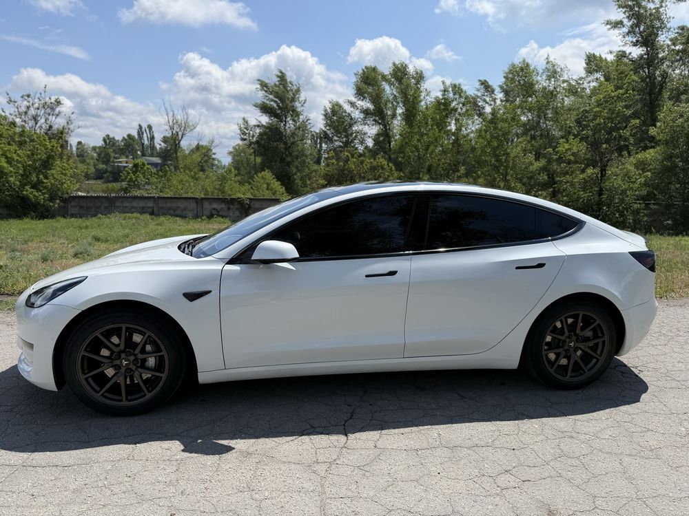 Tesla model 3  2020рік 492кінські сили