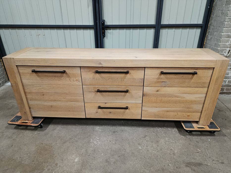 Nowa komoda z  dzikiego dębu. OUTLET. 222 cm. Ciche domykanie.