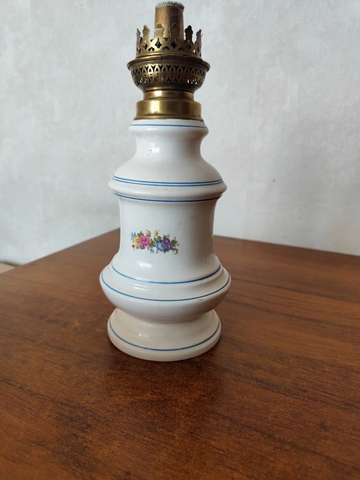 Lampa naftowa w kwiatki bez cylindra