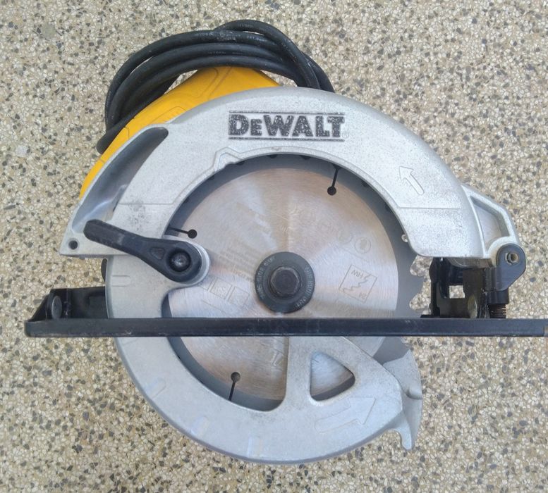 Serra circular Dewalt 165mm 1200w quase nova