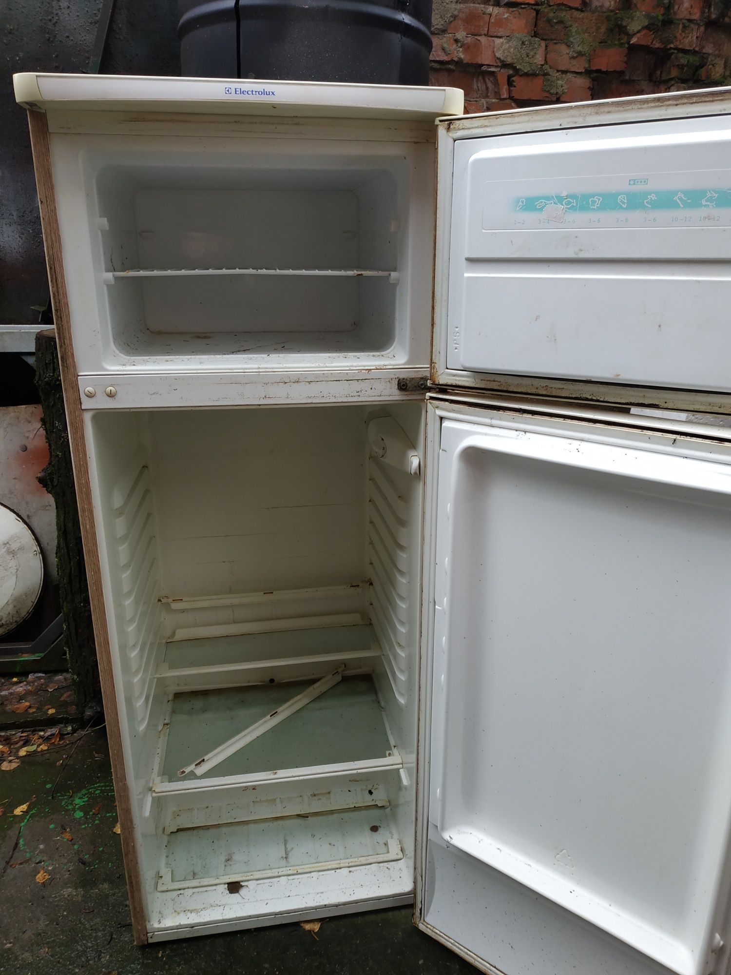 продам холодильник б\у СНАЙГЕ в отличном состоянии отдельная морозилка