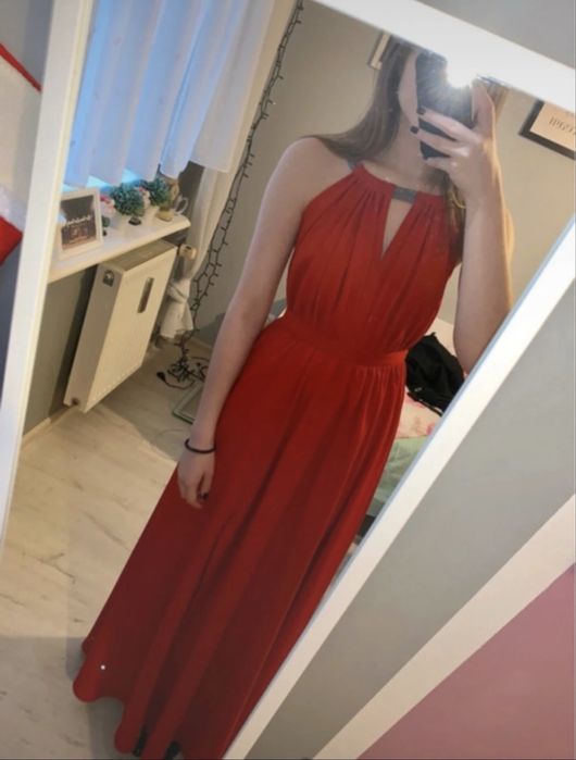 Długa czerwona suknia