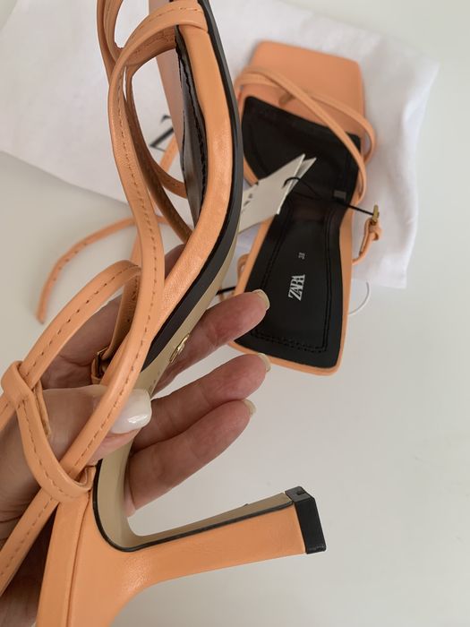 Sandálias de pele tamanho 38