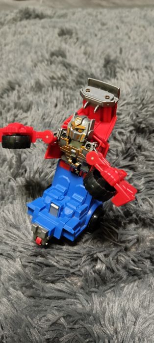 Zestaw autek w tym transformers