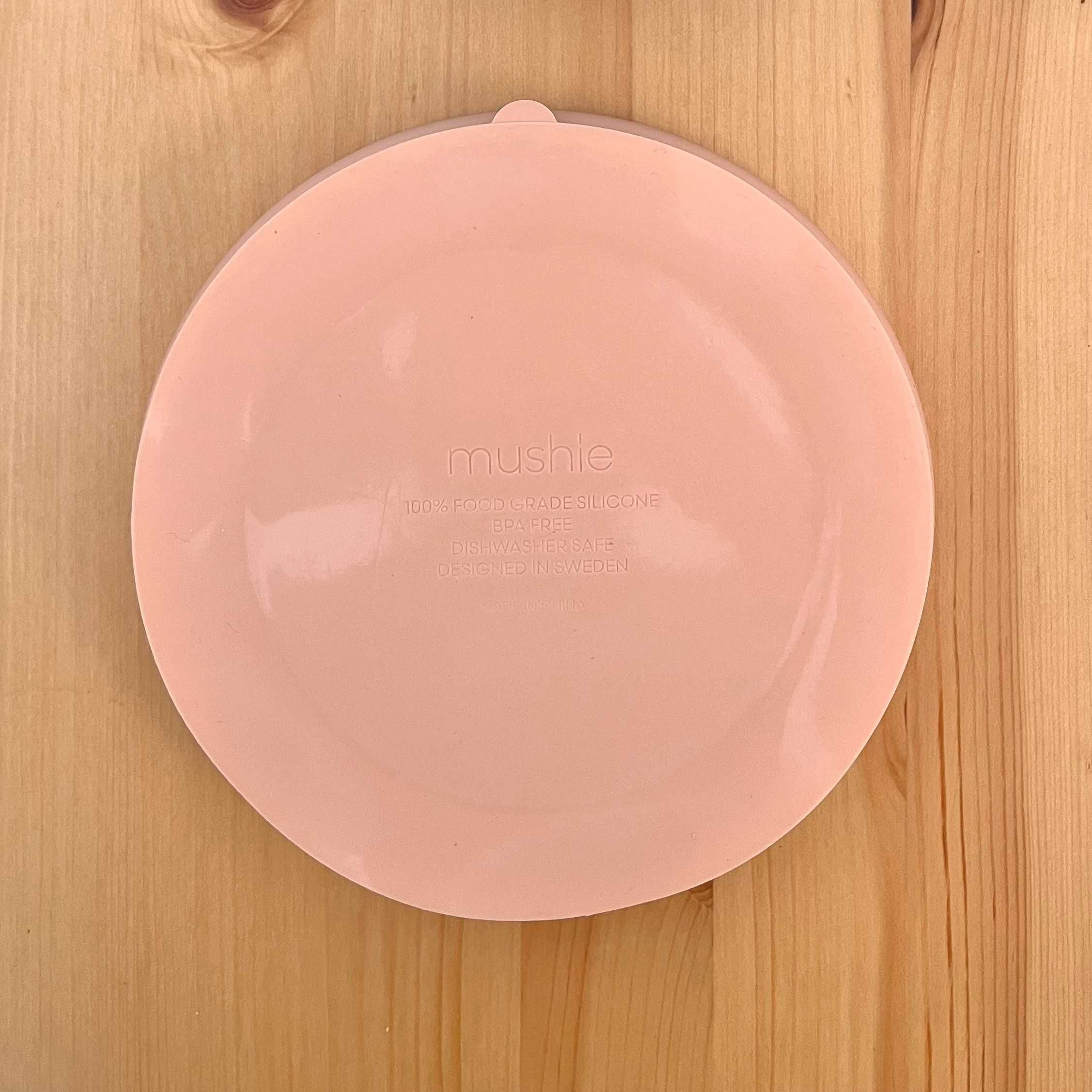 Prato rosa pastel de silicone com ventosa Mushie