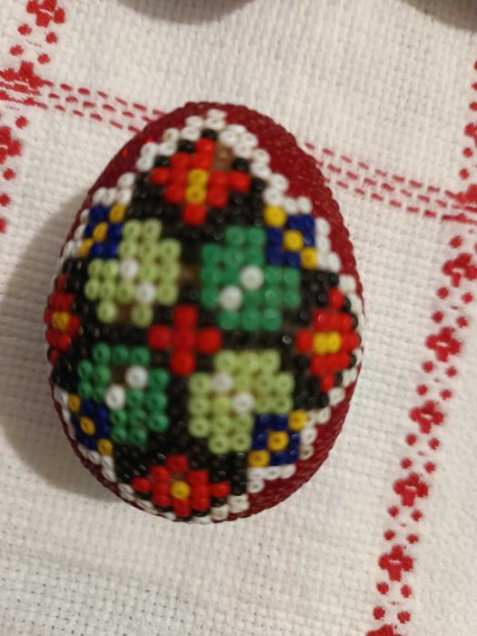 5 ovos às cores, feitos com missangas