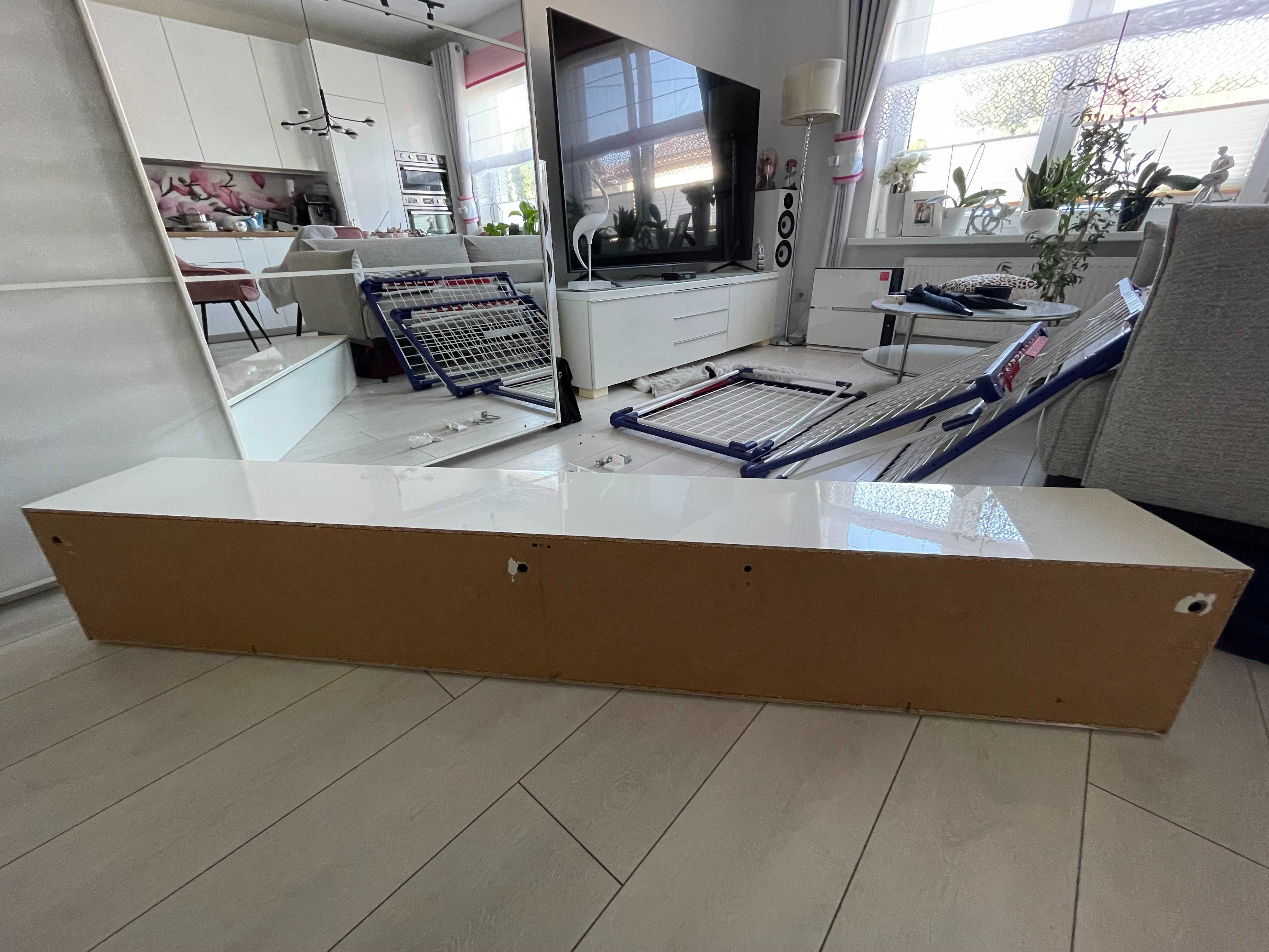 Szafka wisząca IKEA biała ze srebrnym uchwytem i 3 punktowym oświetl.