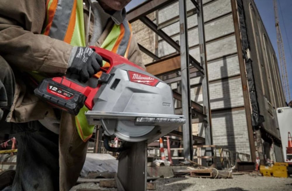 Акумуляторна дискова пила по металу 8" M18 Milwaukee 2982-20, FMCS66