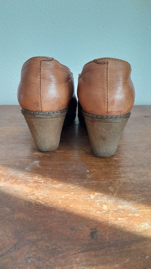 Botas em pele de cunha com elástico à frente