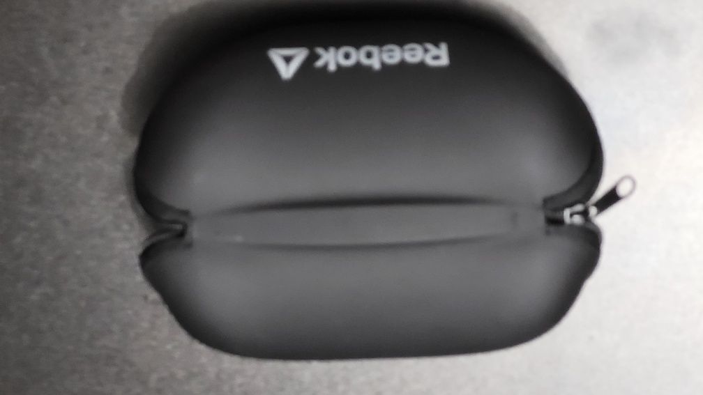 Reebok sztywne etui na okulary na zamek