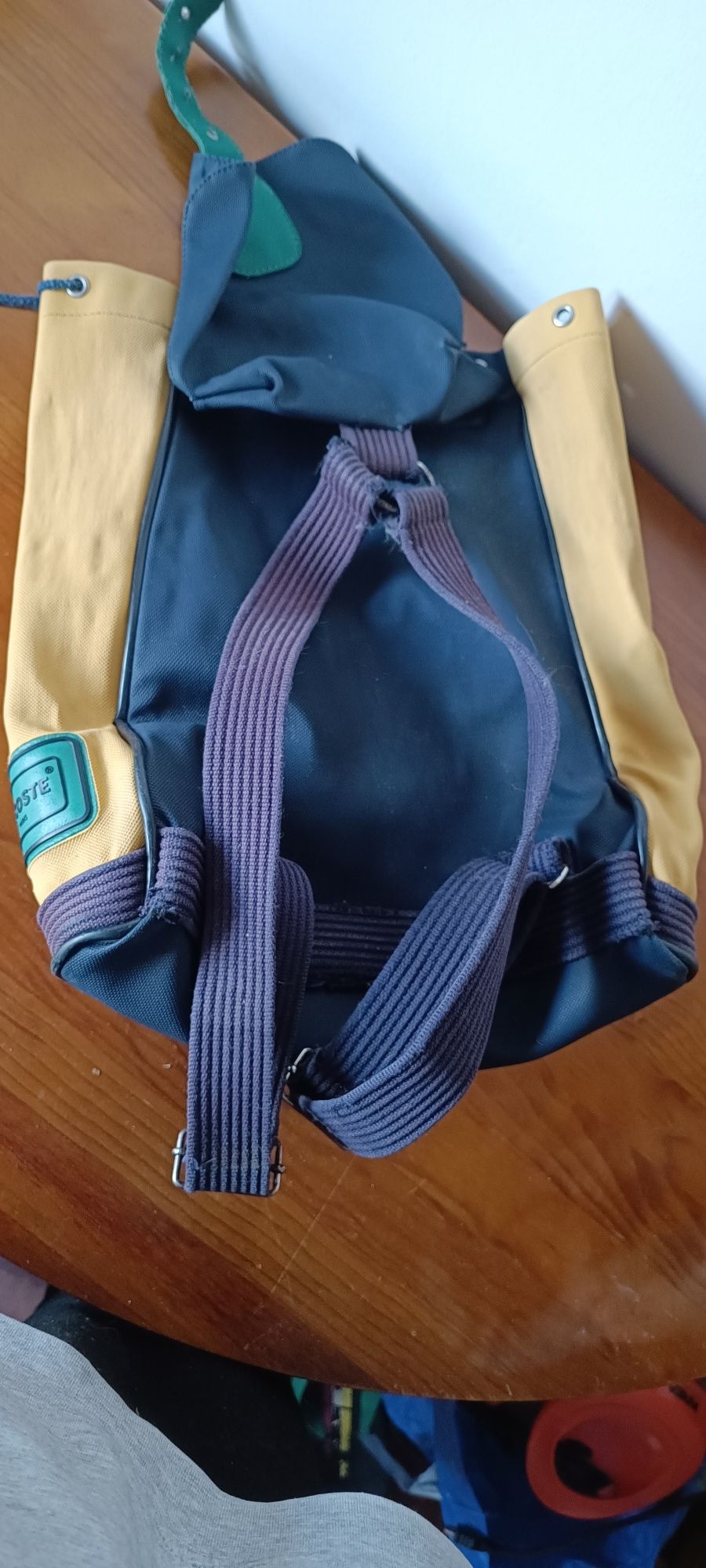 Mochila com uso da Lacoste