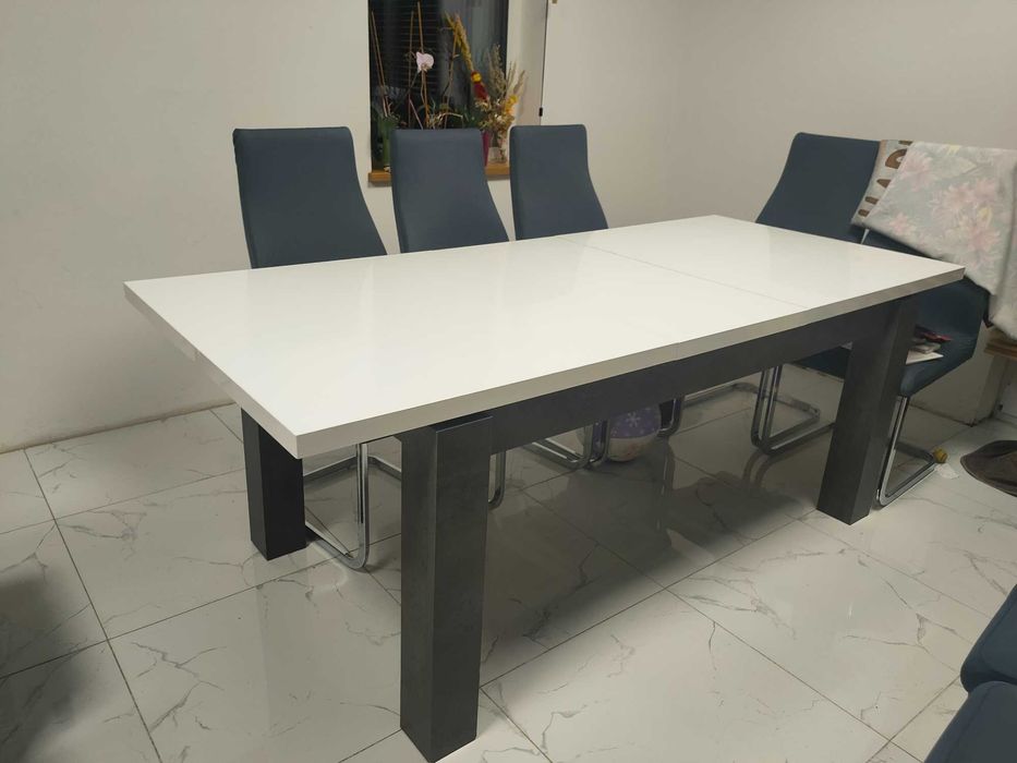 Sprzedam stół do salonu