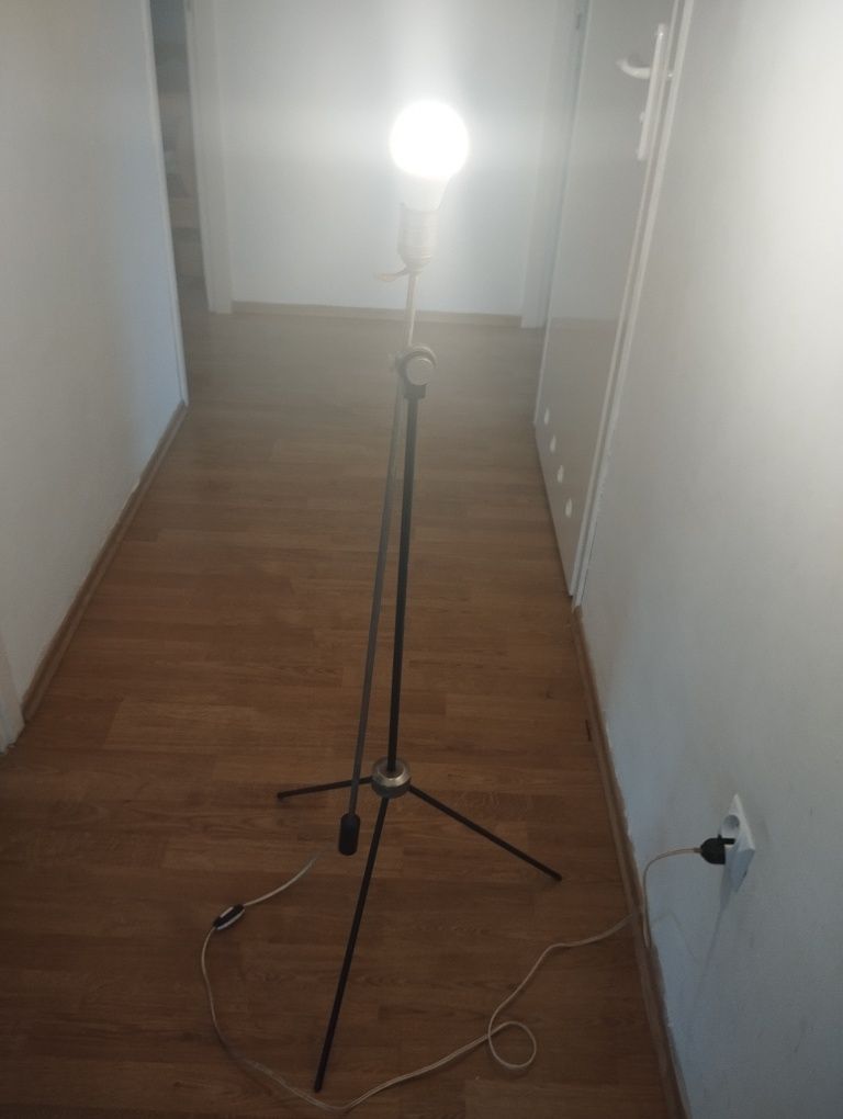 Lampa stojąca regulowana