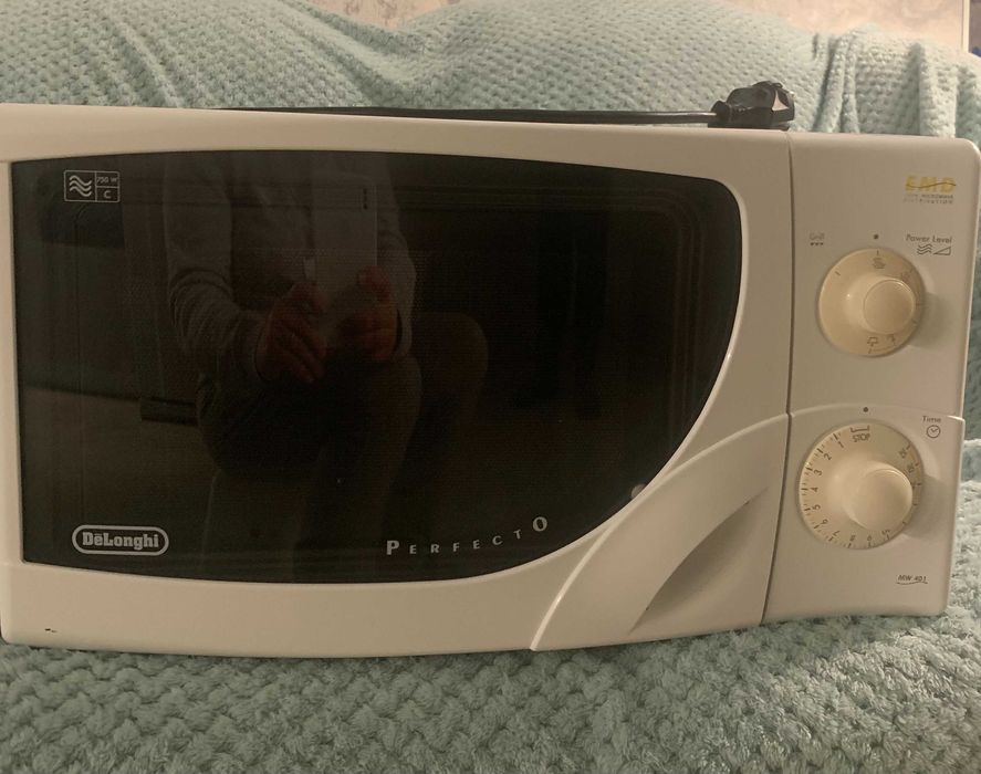 Мікрохвильова піч DeLonghi