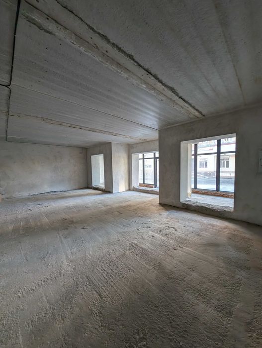 Комерція під бізнес у готовому будинку.