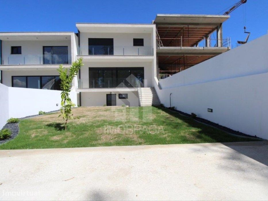 Venda Moradia Banda T3 Nova em Esporões, Braga