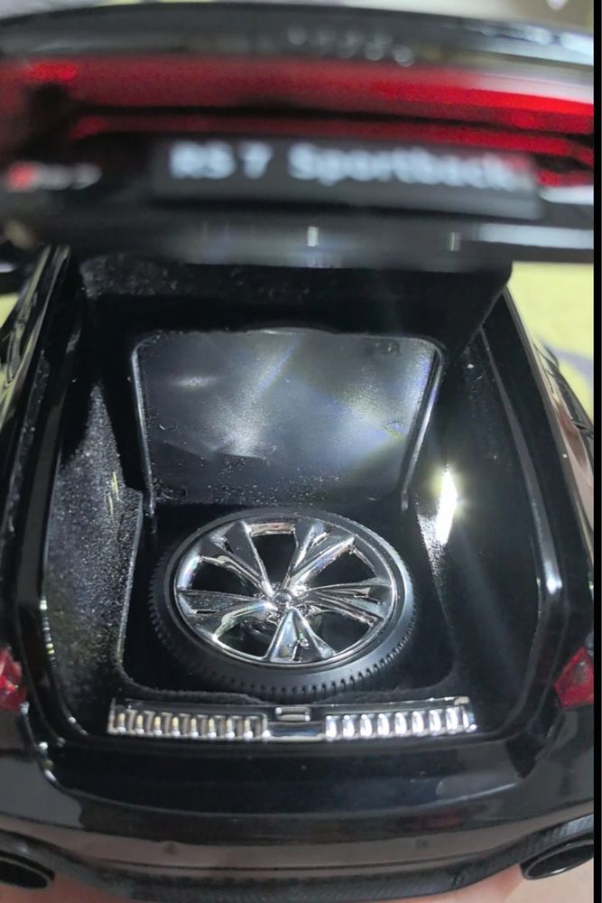 Машинка в масштабі 1/18 audi rs7 з ключем