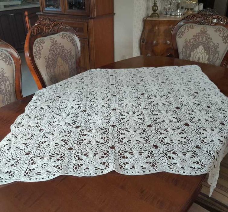 Obrus ręcznie wykonany z kordonka 105 cm x 105 cm