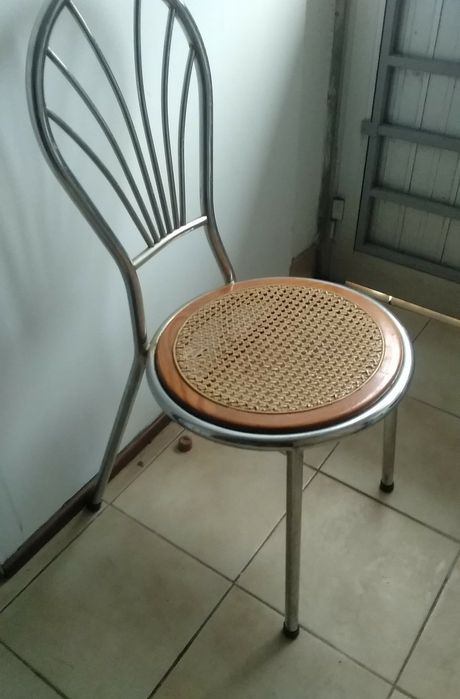 Cadeira em metal com assento em palhinha