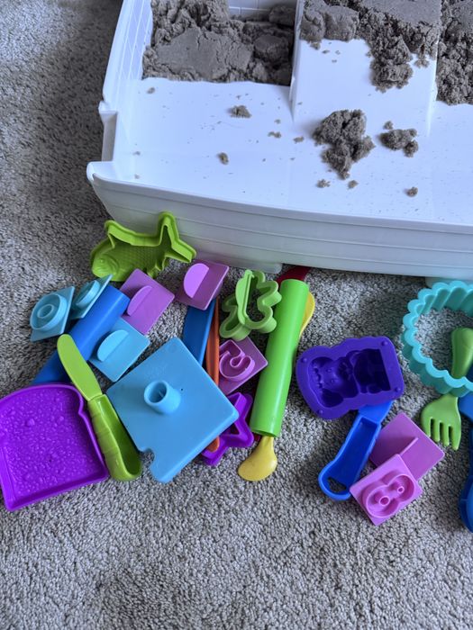 Piasek kinetyczny kinetic sand / walizka /zabawki / akcesoria